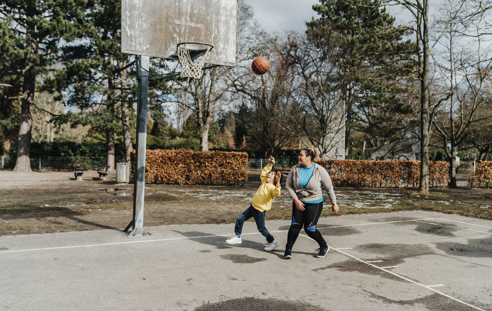 امرأة تتحدث إلى طبيب